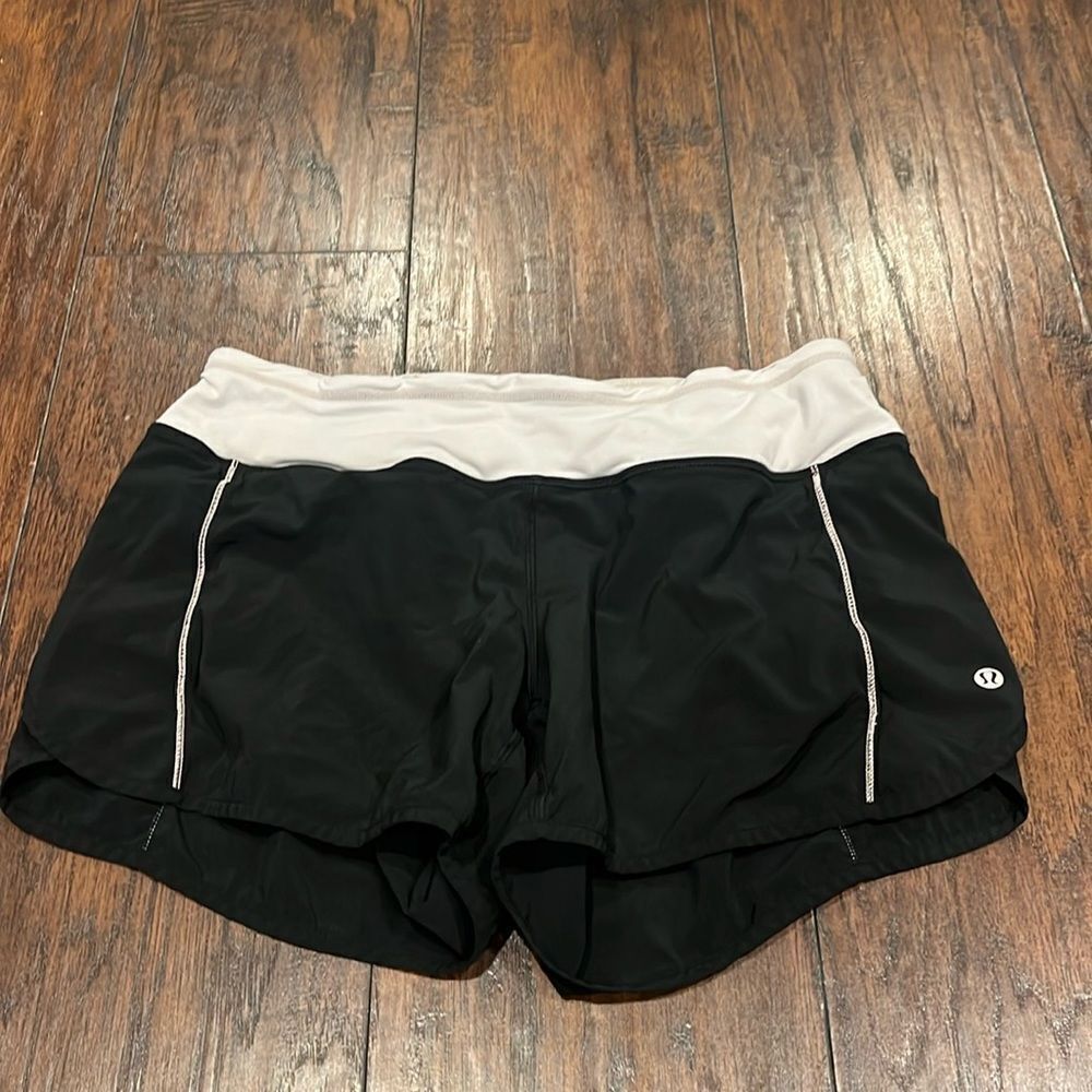 Lululemon Speed Short (Black & white ) size 6 in EUC